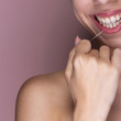 © Freepik - Close-up beautiful woman flossing