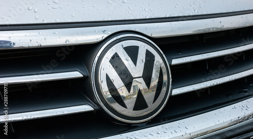 Cuadros en Lienzo AACHEN, GERMANY MARCH, 2017: Volkswagen VW plate logo on a car grill