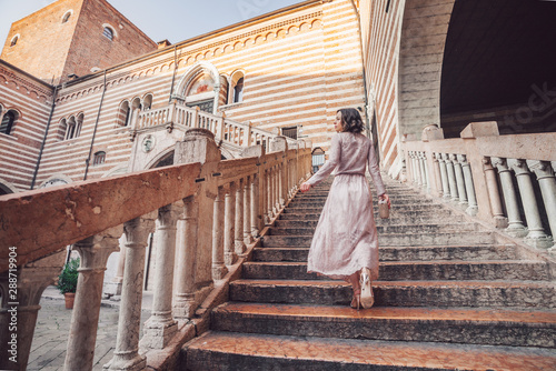Cuadros en Lienzo Beautiful girl in Verona