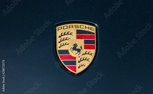 Fotomural AACHEN, GERMANY MARCH, 2017: Porsche Sign Close Up on a black car