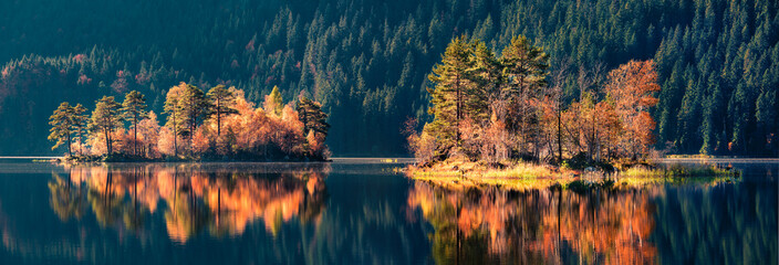 Canvas Print - Panoramic autumn view of Eibsee lake. Unbelievable morning scene with first sunlight glowing small islands on bottom of the Zugspitze peak, Bavaria, Germany, Europe. 