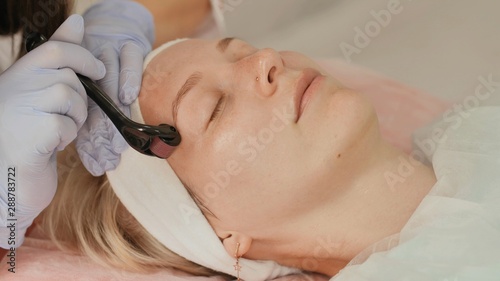 Fotomural Close-up portrait of woman having beauty skin treatment