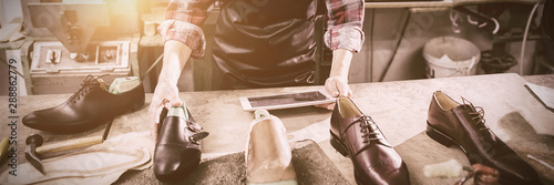 Cuadros en Lienzo Cobbler using a tablet computer
