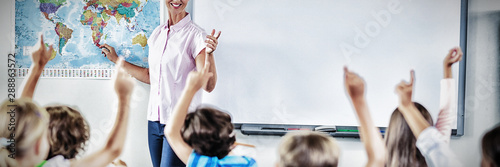 Cuadros en Lienzo Teacher teaching kids in classroom