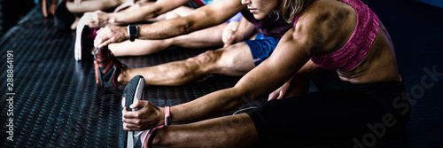 Fotomural Side view of athletes stretching
