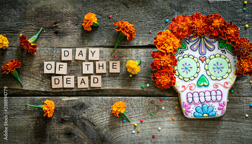 Fotografía Day of the dead concept dia de los muertos - skull shapes cookie with marigold f