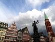 Fachwerkhäuser, Gerechtigkeitsbrunnen und Kirchturm der Alten Nikolaikirche mit Wolken vor dem Römer auf dem Römerberg in Frankfurt am Main in Hessen