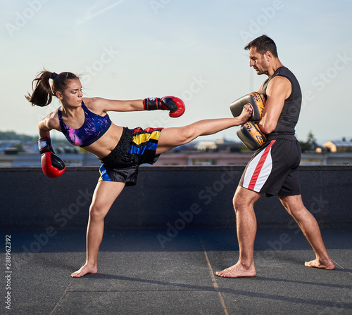 Dekoracja na wymiar  mloda-kobieta-kick-boxer-w-srodowisku-miejskim-trening