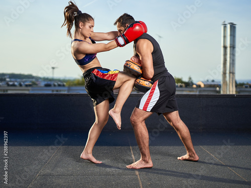 Obrazy Kickboxing  mloda-kobieta-kick-boxer-w-srodowisku-miejskim-trening
