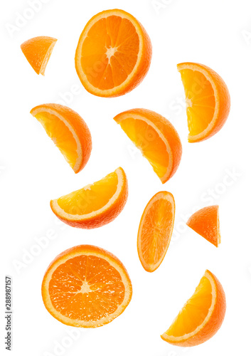 Fototapeta pomarańcza  spada-plasterki-swiezych-owocow-pomaranczy-na-bialym-tle-na-biale-tlo-zblizenie-latajaca-koncepcja-zywnosci