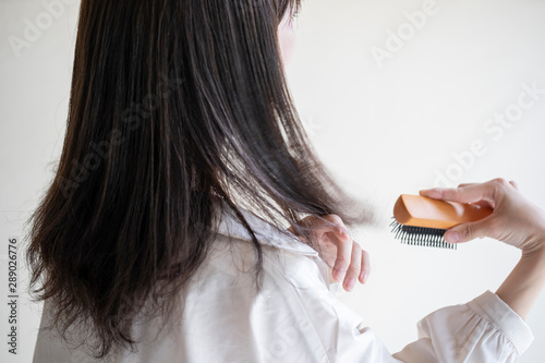 髪の毛をブラシで解く女性の後ろ姿 Stock Photo Adobe Stock