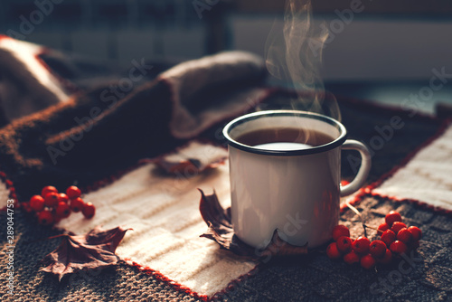 Cuadros en Lienzo Autumn hot steaming cup of coffee or tea.