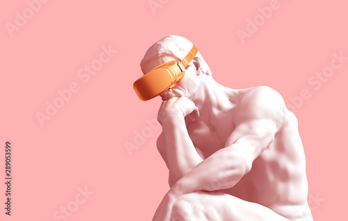 Fotografía Sculpture Thinker With Golden VR Glasses On Pink Background