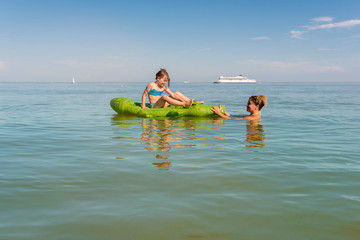 Poster - maman et sa fille jouant dans la mer