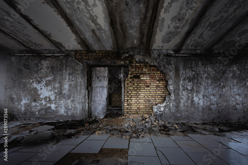 Fotomural Abandoned and damaged building wall