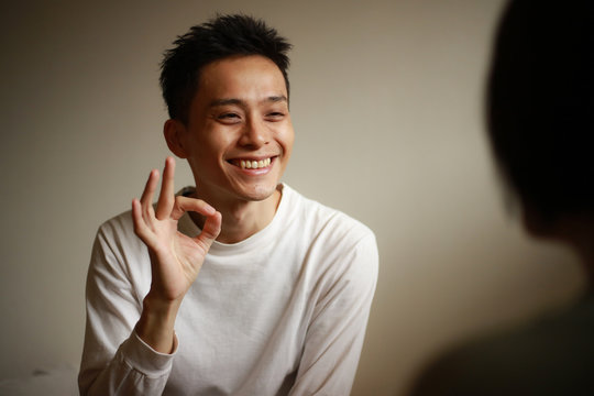 手話を話す男性「OK」