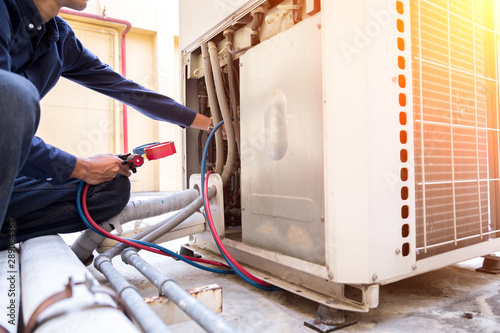 Fotografía Technician is checking air conditioner ,measuring equipment for filling air conditioners