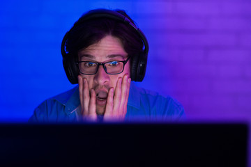 Aufkleber - Gamer concept. Terrified gamer playing games on computer