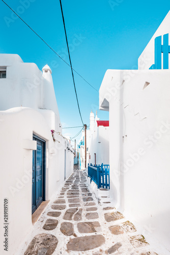  Fototapeta uliczka Grecka   typowa-grecka-architektura-w-bialych-brukowanych-uliczkach-miasta-mykonos-stare-domy