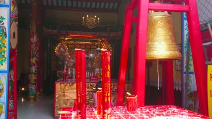 Canvas Print - BANGKOK, THAILAND - MAY 12, 2019: The prayer hall of Chinatown's Lao Pun Tao Kong Shrine with burning candles in front of richly decorated interior, on May 12 in Bangkok