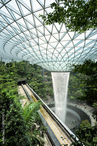 Cuadros en Lienzo The Jewel terminal at Changi Airport, with the rain vortex indoor waterfall, Sin