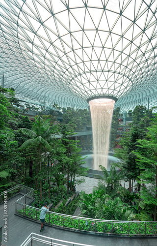 Fotomural The Jewel terminal at Changi Airport, with the rain vortex indoor waterfall, Sin