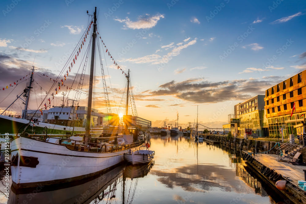 Fischereihafen in Bremerhaven in der Abendsonne zur goldenen Stunde - obrazy, fototapety, plakaty 