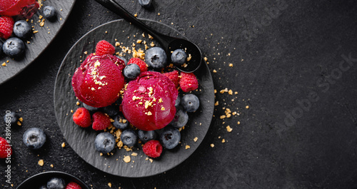 Fotomural Berry refreshing ice cream scoops on plate