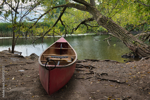Cuadros en Lienzo Red Canoe rests on the shore at the Lynde Shores Conservation park