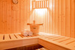 in einer kleinen finnischen Sauna, mit Saunazubehör