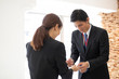 © Monet - 名刺交換をするビジネスマン