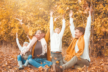 Sticker - Familie freudig und glücklich in Herbstlandschaft 