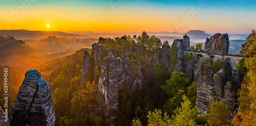 Cuadros en Lienzo Sonnenaufgang auf der Bastei in der Sächsischen Schweiz