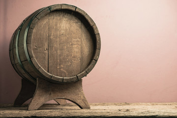 Aufkleber - Beautiful wooden barrel on a old oak table and red wall background.