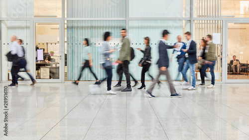 Cuadros en Lienzo Viele verschwommene Menschen gehen durch Büro