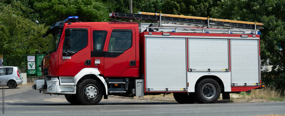wóz strażacki na sygnale - obrazy, fototapety, plakaty 