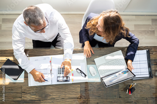 Fotomural Businesspeople Using Laptop In Office