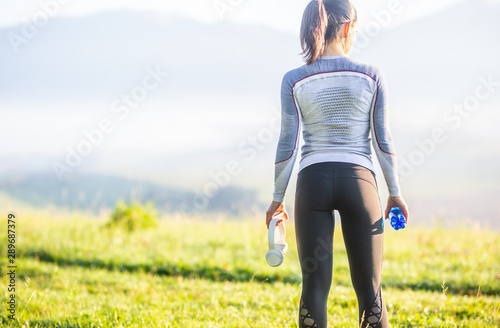 Fotografía Young sporty woman in sportswear turned backwards.