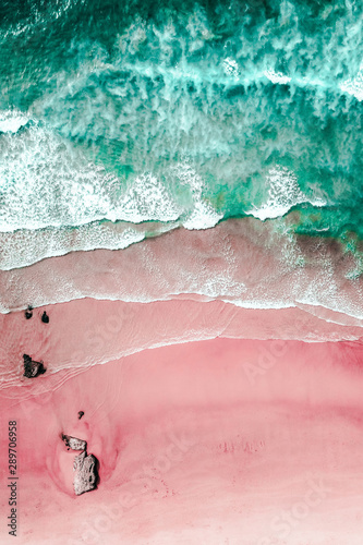 Photographie Aerial View Of Ocean Waves And Beautiful Pink Sandy Beach Shore