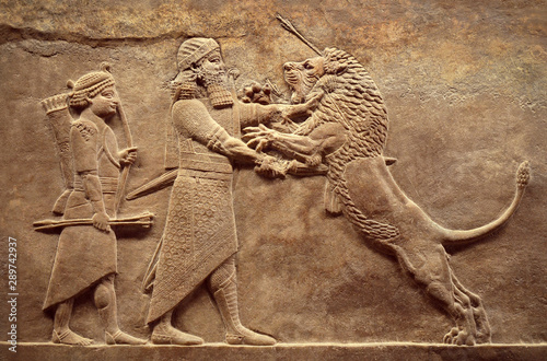 Fotografía Assyrian wall relief, detail of panorama with royal lion hunt