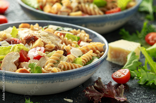 Fotografía Caesar Salad Pasta with chicken, tomato, parmesan cheese and vegetables