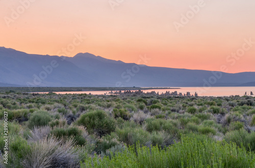 Cuadros en Lienzo scenic view of Mono Lake and Sierra Nevada mountains at sunset from South Tufa A