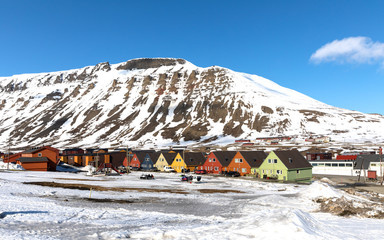 Wall Mural - colourful houses and snowmobiles in longyearbyen