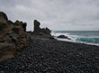 Kleine schwarze Lavasteine am Strand von Island