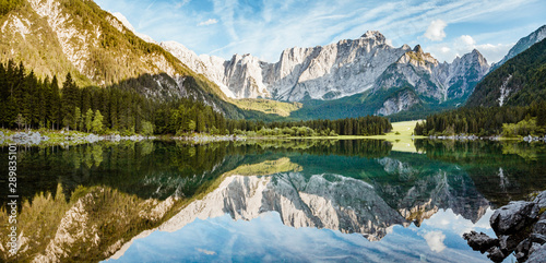 Obrazy Alpy  alpejskie-szczyty-odbijajace-sie-w-spokojnym-gorskim-jeziorze-o-wschodzie-slonca