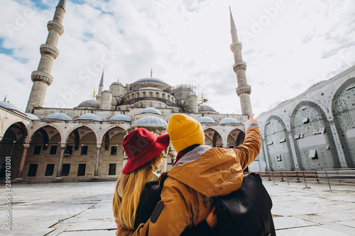 Photographie A young European couple walks in the courtyard of the Blue Mosque in Istanbul, Turkey