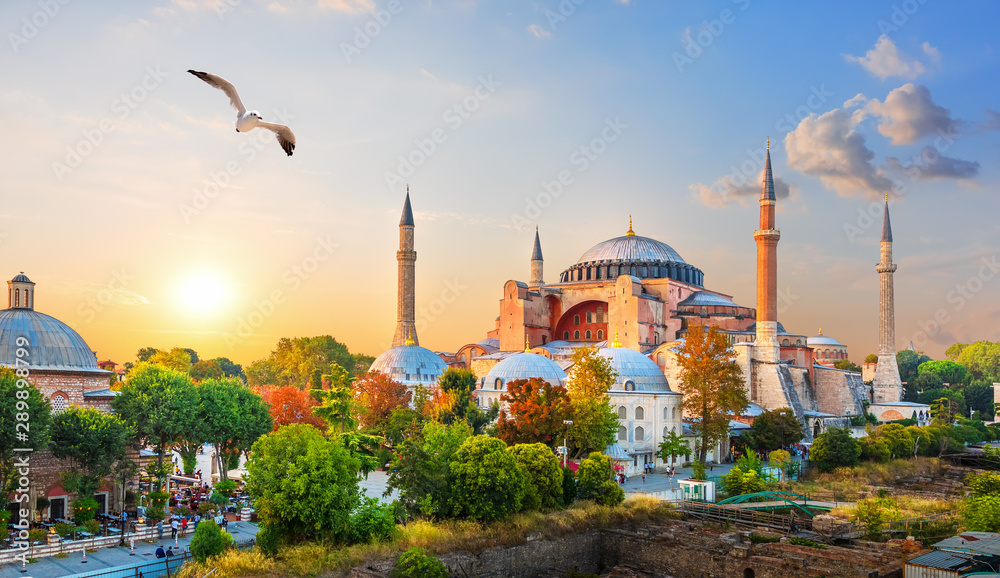 Obraz na płótnie Famous Hagia Sophia in the evening sun rays, Istanbul, Turkey w salonie