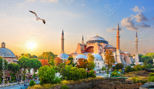 Cuadros en Lienzo Famous Hagia Sophia in the evening sun rays, Istanbul, Turkey