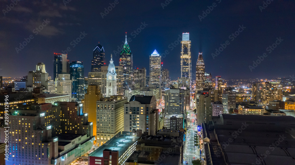 Night Falls on the East Side of Downtown Philadelphia Pennslyvania - obrazy, fototapety, plakaty 