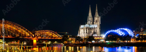 Fotografía Panorama Cologne Cathedral and Hohenzollern Bridge at night , Cologne, Germany